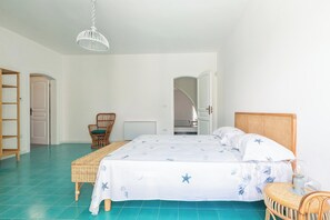 3 chambres, fer et planche à repasser, accès Internet, draps fournis