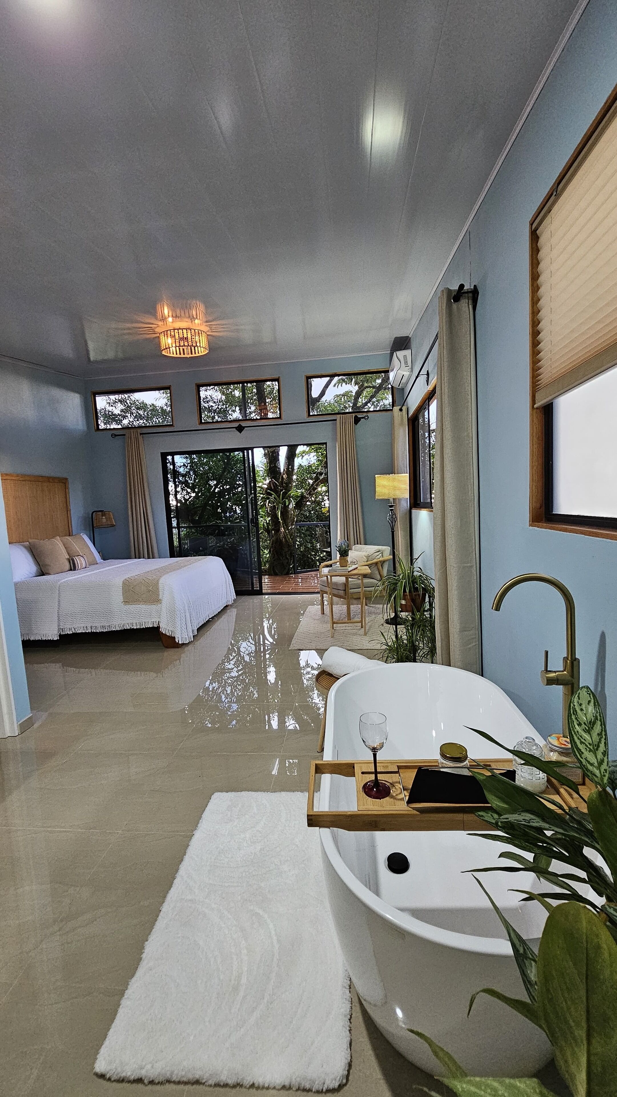 4 chambres, coffres-forts dans les chambres, fer et planche à repasser