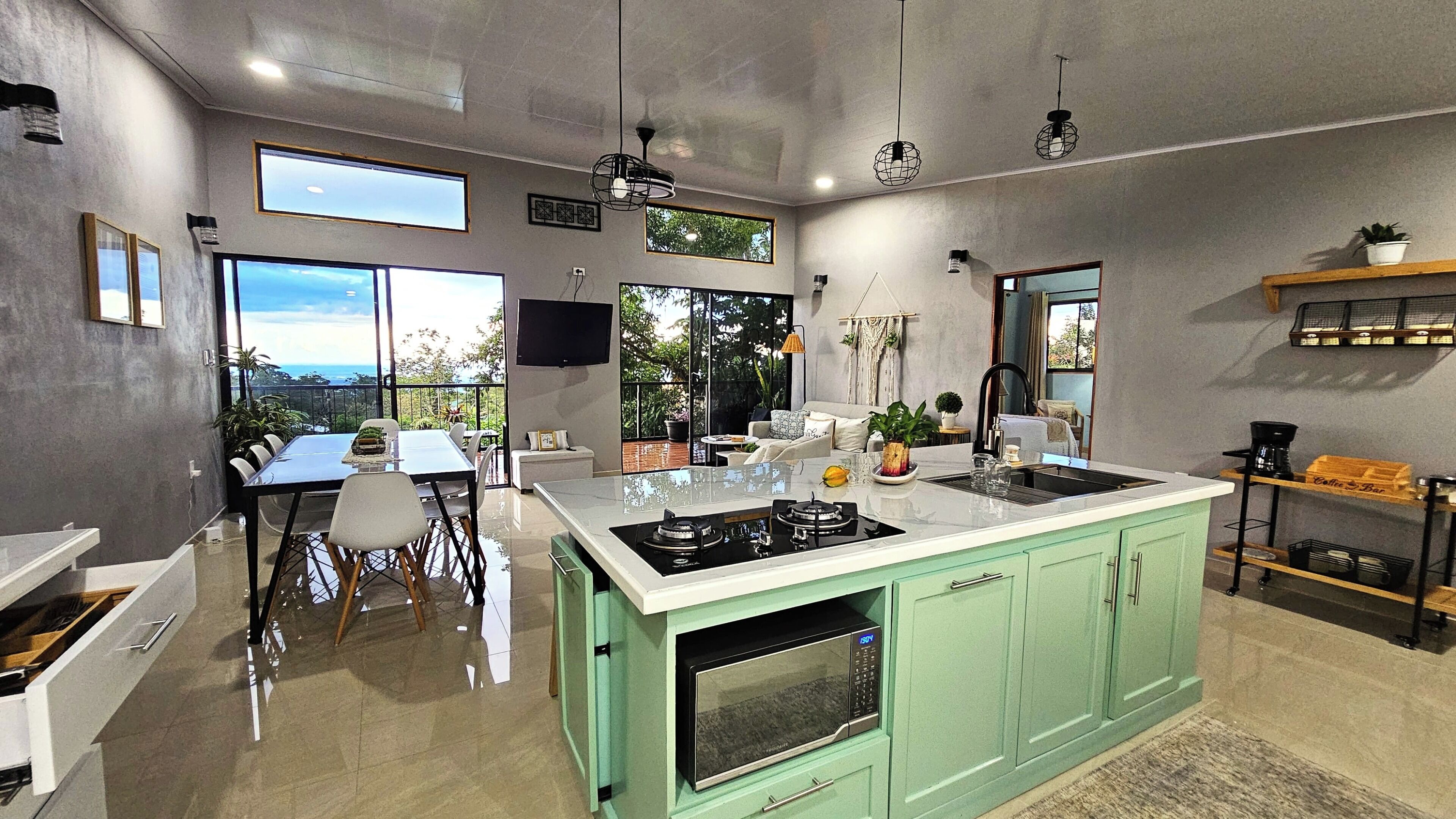 Frigorifero, microonde, forno, piano cottura