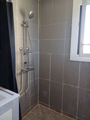 Dusche, Haartrockner, Handtücher, Toilettenpapier
