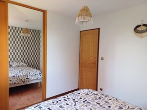 3 bedrooms, iron/ironing board, travel cot, WiFi