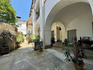 Property entrance - YourHome - La Famiglia Apartment (Meta)
