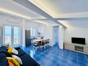 Panorama appartement, 3 slaapkamers, uitzicht op zee | Woonruimte | Een 32-inch flatscreentelevisie met digitale zenders