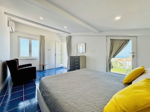 Panoramic Apartment, 3 Bedrooms, Sea View | 3 bedrooms, laptop workspace, free WiFi, bed sheets - YourHome - La Famiglia Apartment (Meta)
