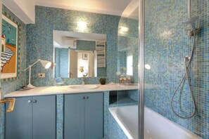 Haartrockner, Bidet, Handtücher, Seife