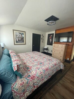 2 bedrooms, desk, WiFi - Charming 2-bedroom city cabin combines rustic charm (Columbus)