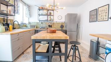 Réfrigérateur, four, lave-vaisselle, cafetière/bouilloire