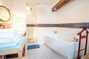 Douche, sèche-cheveux, serviettes fournies