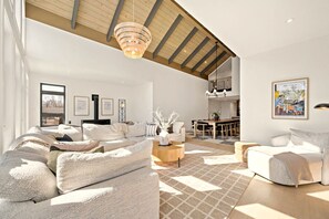 Smart TV, fireplace, stereo