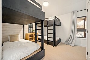 5 bedrooms, iron/ironing board, free WiFi, bed sheets