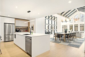 ثلاجة، ميكروويف، فرن، موقد طهي مسطح