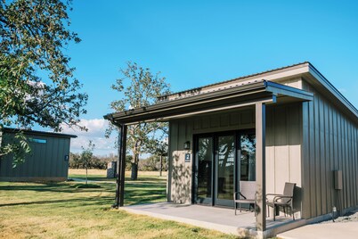 Blackstone / Casita #2 - Private Porch, Luxury, Country Feels, Walk to Wineries 