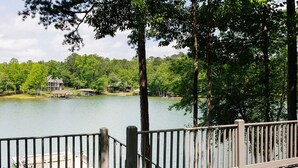 Vista al lago con muelle de madera y un pabellón.