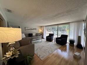 Smart TV y chimenea 