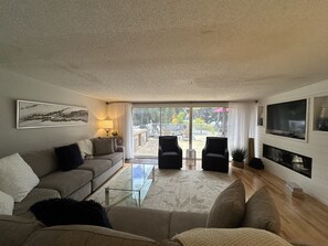 Een smart-tv en een open haard