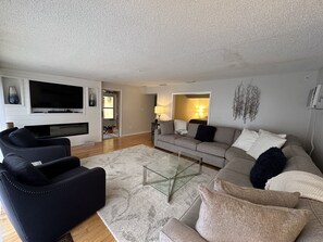 Een smart-tv en een open haard