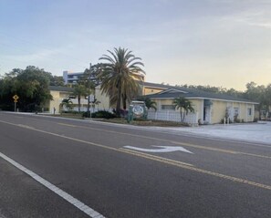 Located near the SEA CLUB, this single-story building offers a tranquil street view.