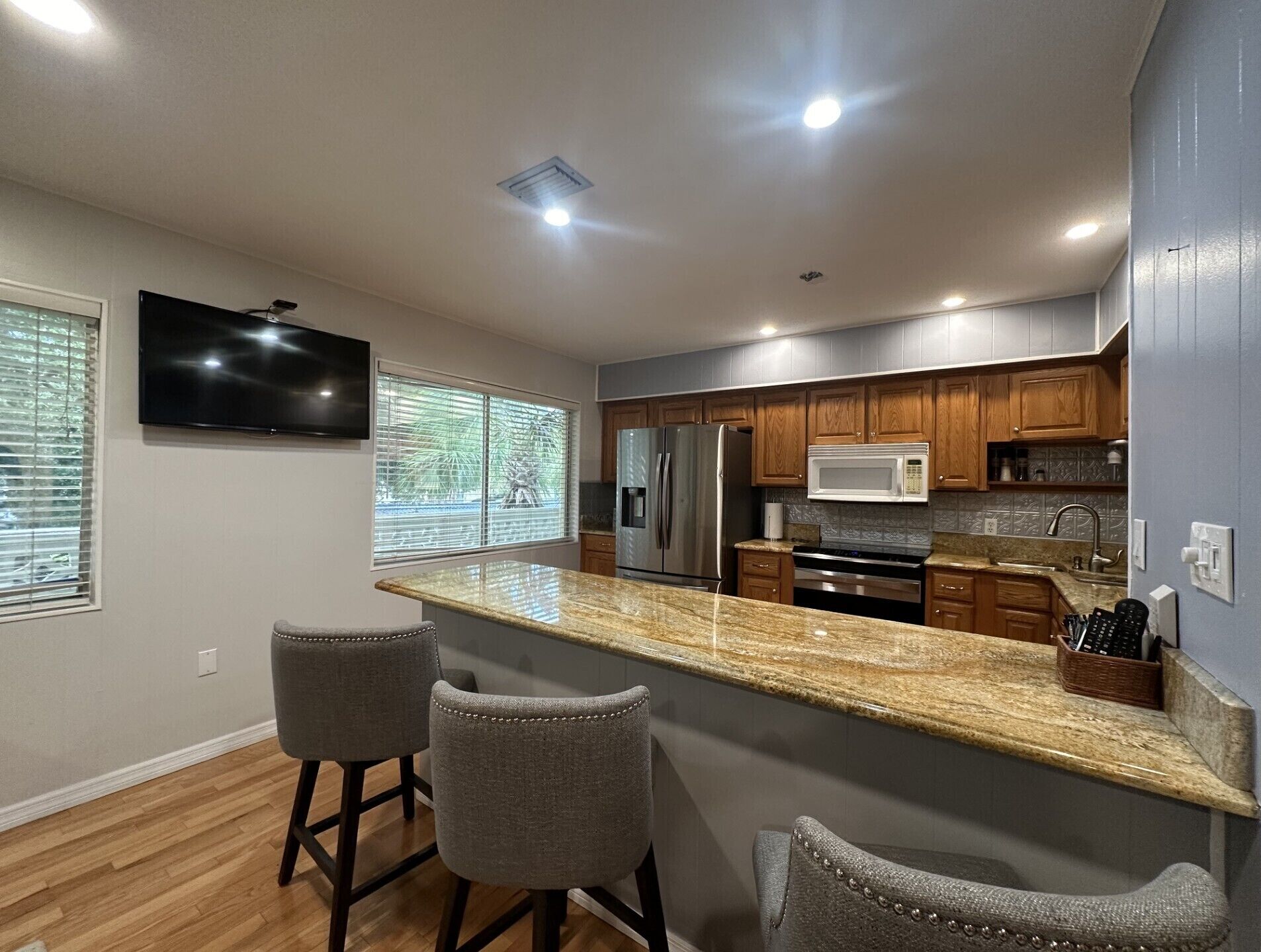 Frigorífico, microondas, horno y placa de cocina