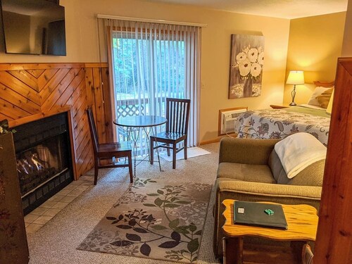 The Springbrook  Inn - Forrest View Room (Hot Tub)