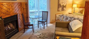 The Springbrook  Inn - Forrest View Room (Hot Tub)