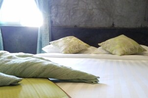 Cribs/infant beds