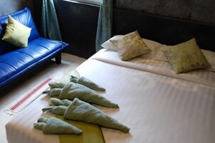 Cribs/infant beds