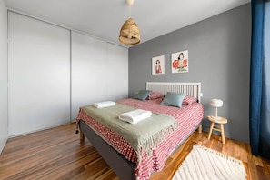 1 chambre, bureau, fer et planche à repasser, lit parapluie