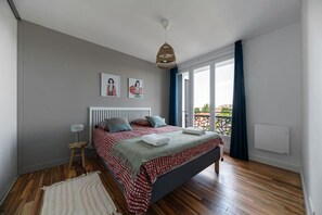 1 多间卧室、办公桌、熨斗/熨衣板、旅行婴儿床