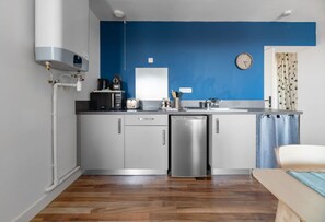 Fridge, microwave, oven, coffee/tea maker