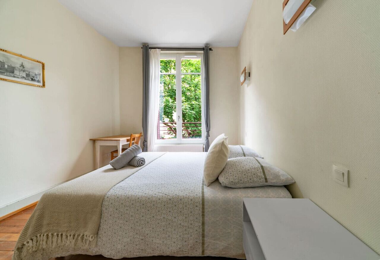 2 quartos, ferros/tábuas de passar roupa, berço de viagem