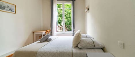 2 bedrooms, iron/ironing board, travel cot, free WiFi