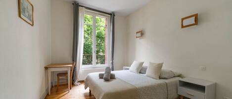 2 quartos, ferros/tábuas de passar roupa, berço de viagem