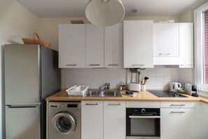 Kaffetrakter/tekoker, kjøleskap, ovn og kokeplater
