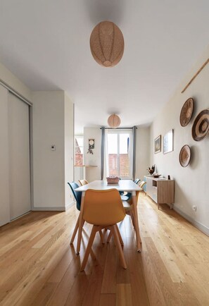 Dining - 2-bedroom designer apartment, Thermes district (Vichy)