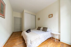 2 soverom, strykejern/-brett, reiseseng for barn og wi-fi (inkludert)