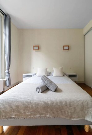 2 habitaciones, tabla de planchar con plancha y cuna de viaje