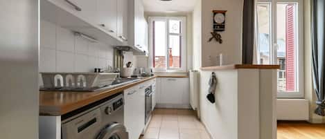 Fridge, oven, stovetop, coffee/tea maker
