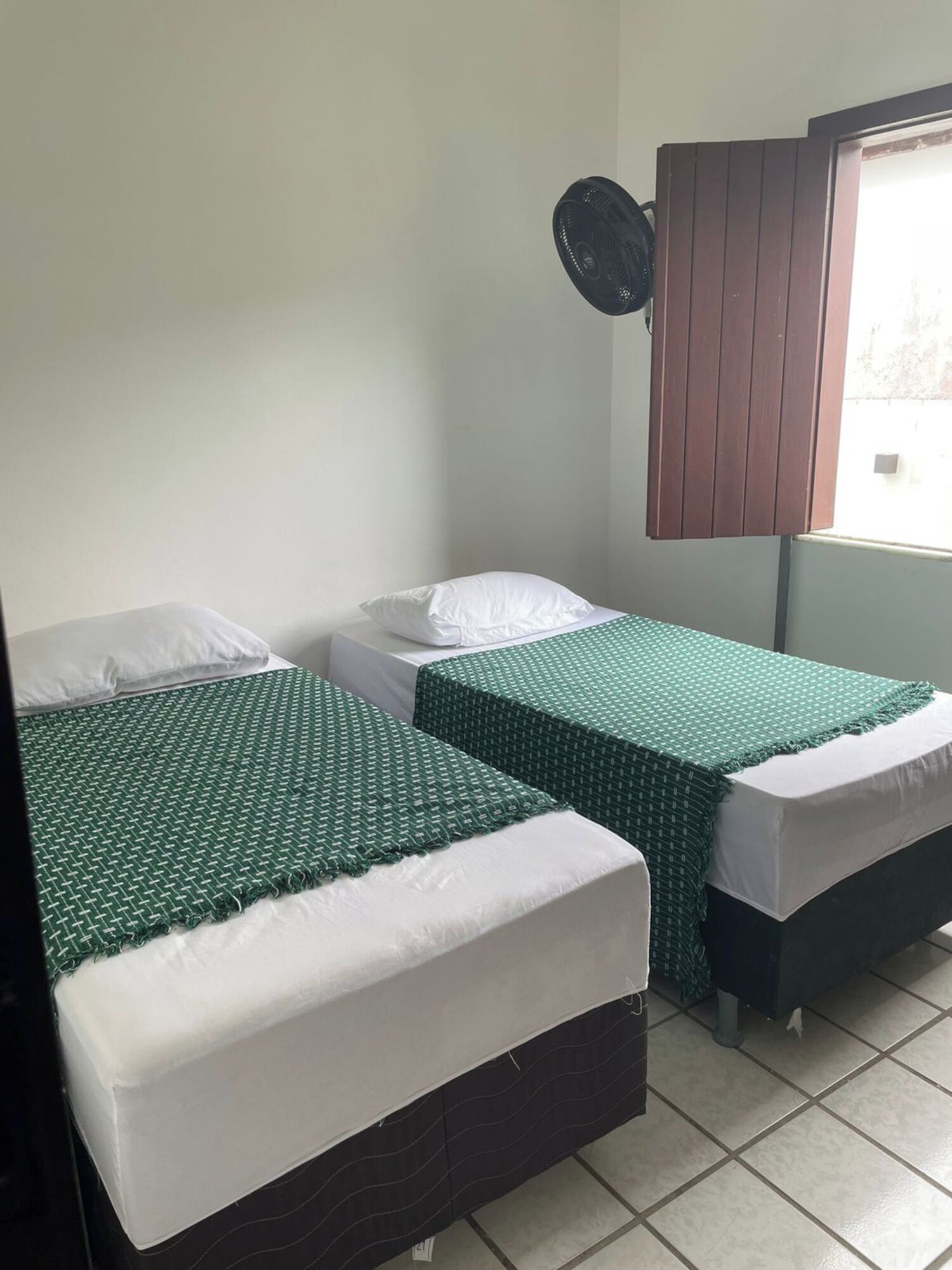 4 quartos, ferros/tábuas de passar roupa, Wi-Fi, roupa de cama