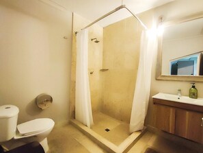 シャワー、タオル、石鹸、シャンプー