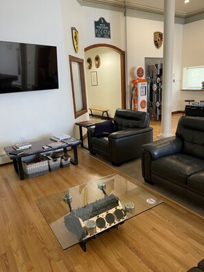 Smart TV, table football, stereo