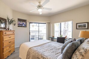 2 soverom, skrivebord, strykejern/-brett og reiseseng for barn