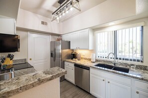 Kjøleskap, mikrobølgeovn, ovn og kokeplater