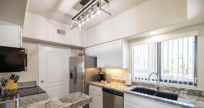 Scenic Snowbird Nest w/ Heated Pool and Hot Tub!