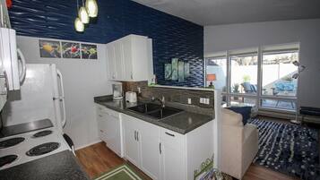 Réfrigérateur, micro-ondes, four, plaque de cuisson