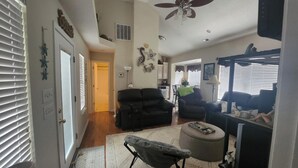 A spacious living room with a ceiling fan, a dining area, and a kitchen in the background. - Charming 3-bedroom house with WiFi, AC in marvelous Myrtle Beach (Myrtle Beach)