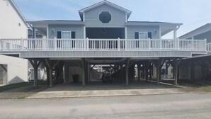 A two-story building with a covered walkway and a garage. - Charming 3-bedroom house with WiFi, AC in marvelous Myrtle Beach (Myrtle Beach)