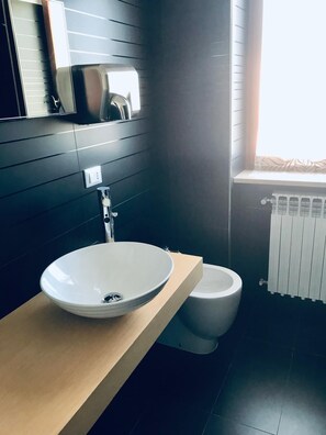 Douche, articles de toilette écologiques, sèche-cheveux, bidet