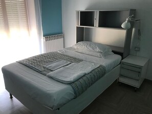 5 chambres, coffres-forts dans les chambres, bureau