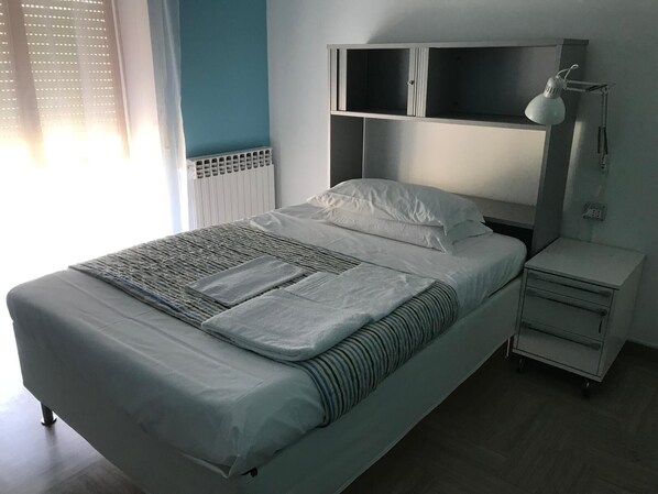 5 chambres, coffres-forts dans les chambres, bureau