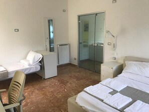 5 多间卧室、客房内保险箱、办公桌、熨斗/熨衣板